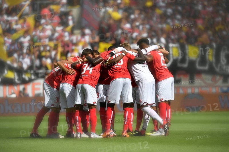 Teambuilding circle of the team FSV Mainz 05 in front of the game