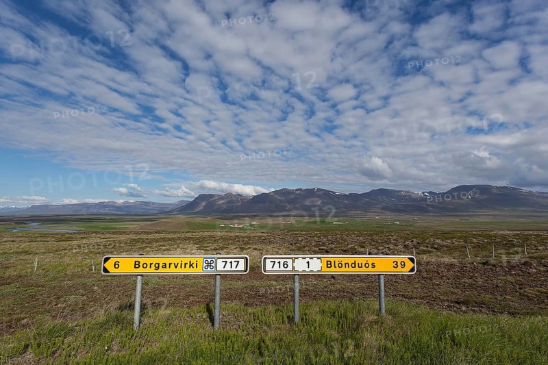 Two signposts along the road near Borggarvirki