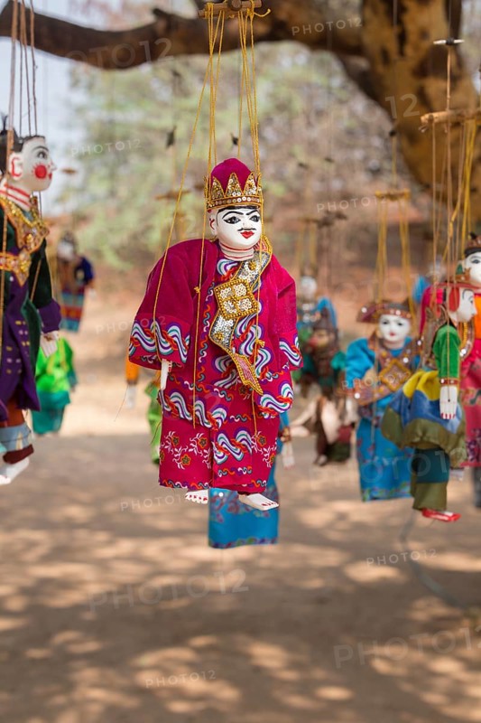 Marionetts as souvenir at Htilominlo temple