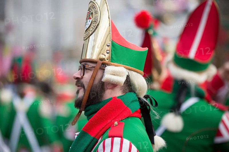 Carnivalist in green uniform