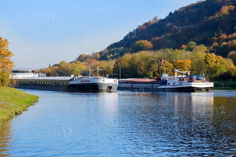 Cargo ships at the lock Kelheim