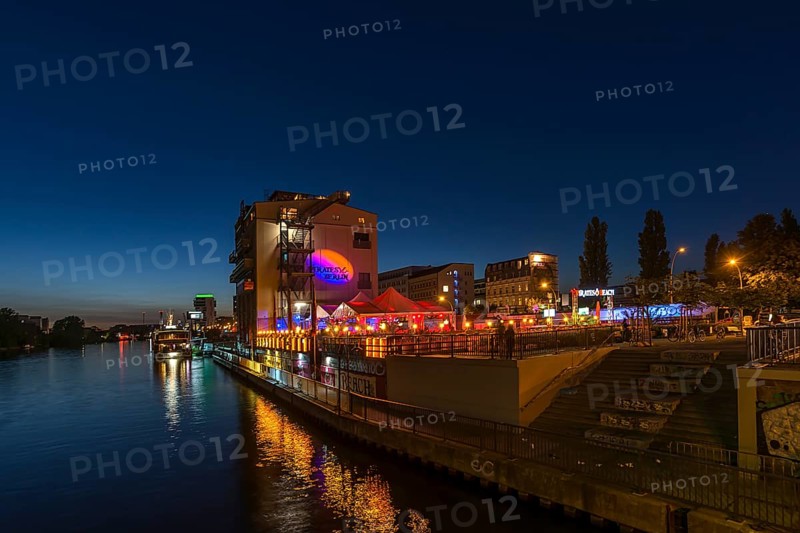 View from the Oberbaum Bridge to a restaurant on the Spree at night
