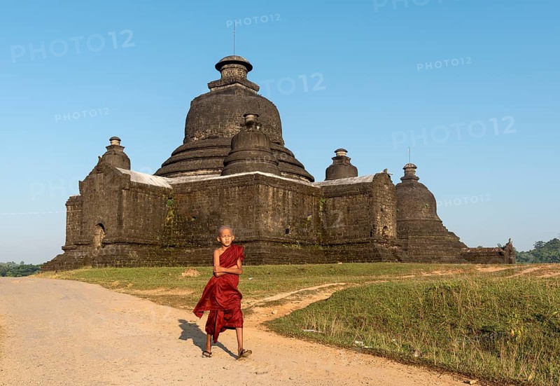 Buddhist monk outside Laymyetnha Paya