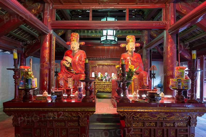 Statues of two followers of Confucius