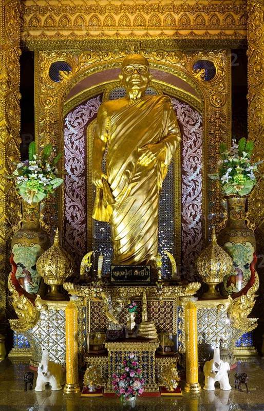 Golden Monk at Phra Maha Chedi Chai Mongkhon Pagoda