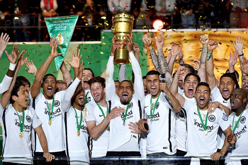 Cheering Kevin-Prince Boateng after the cup was handed over to Eintracht Frankfurt