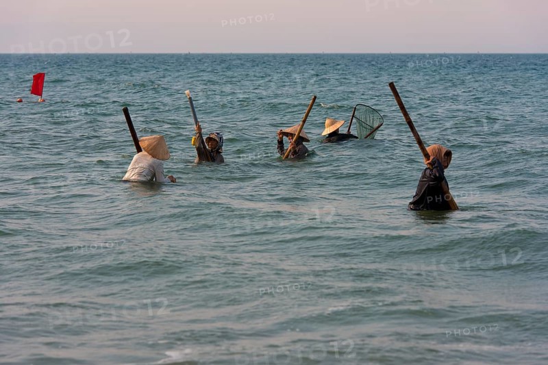 Mussel hunters