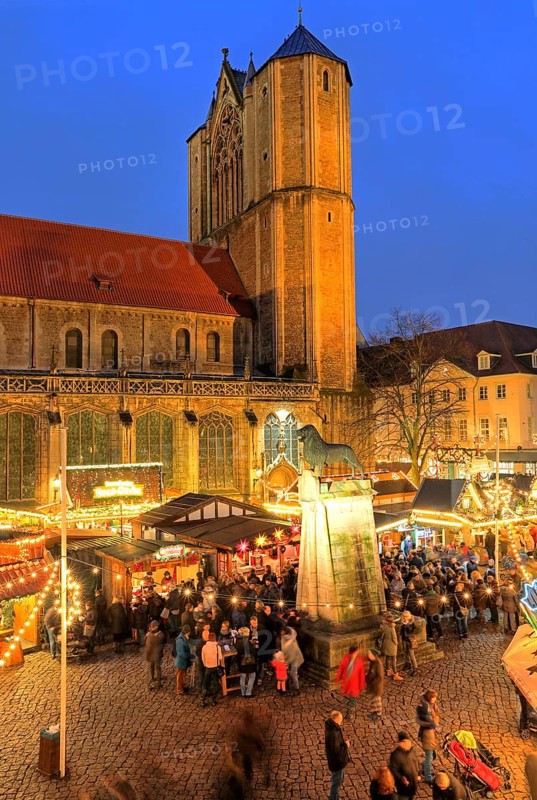 Christmas market on Burgplatz with cathedral and Brunswick Lion