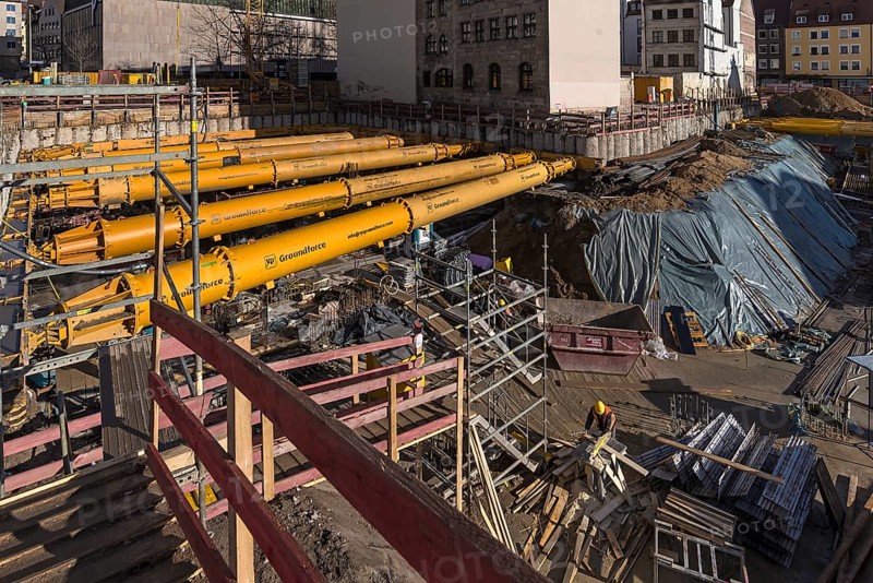 Supporting devices against the collapse of neighbouring houses on a major construction site