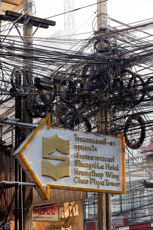 Post with cable tangle