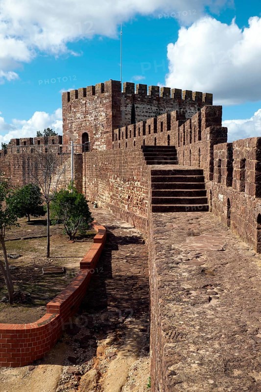 Battlement walk and defence tower