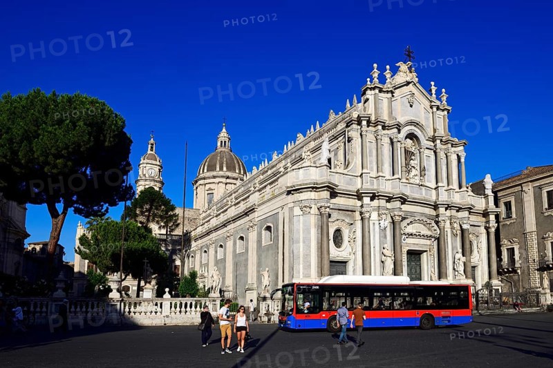 Piazza del Duomo with city bus
