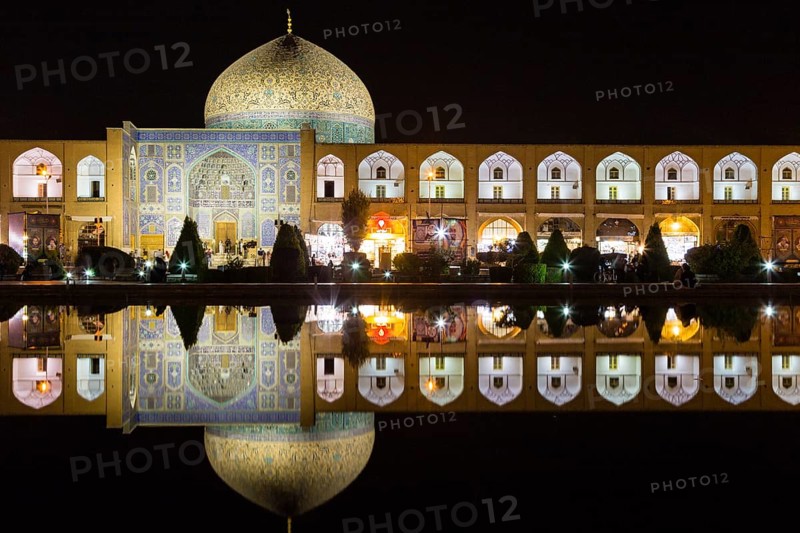 Masjed-e Sheikh Lotfollah or Sheikh Lotfollah Mosque at night
