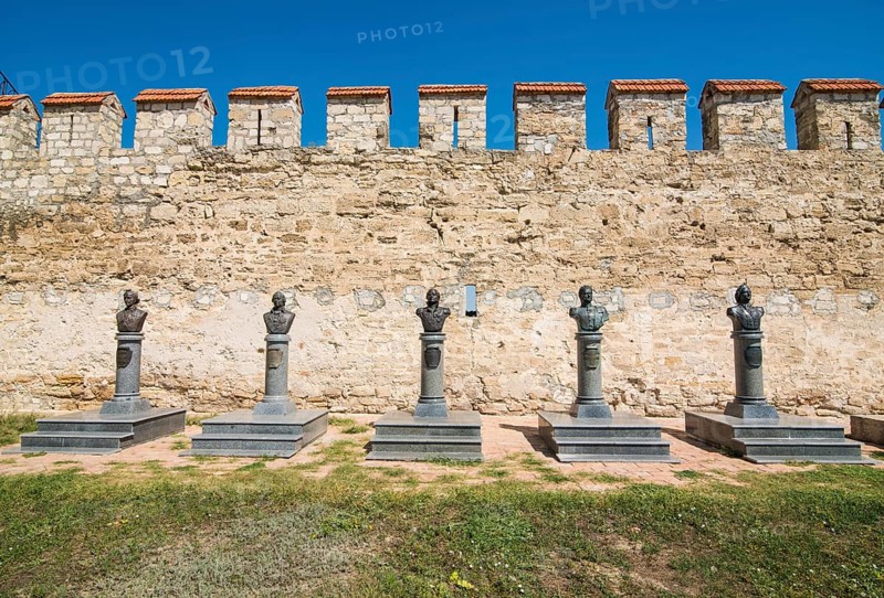 Heros statues before the Bender fortress