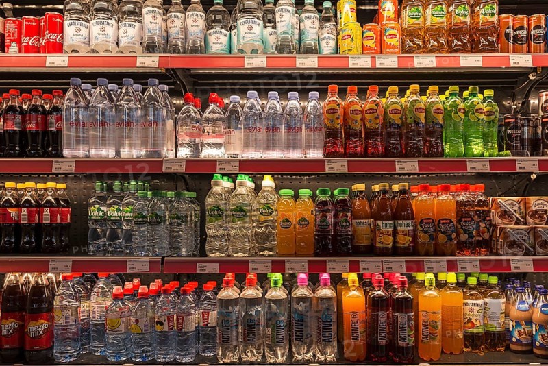 Cooling rack with beverage bottles in a motorway service area