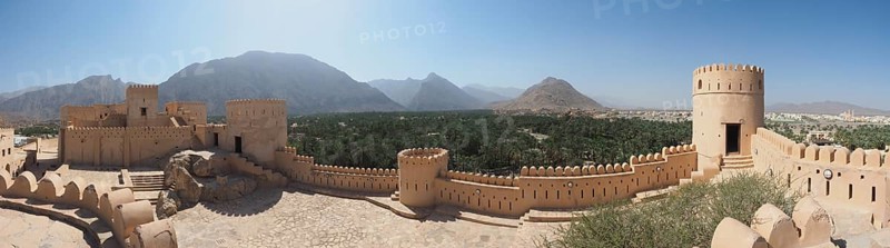 Fortress Nakhl with round tower and battlements