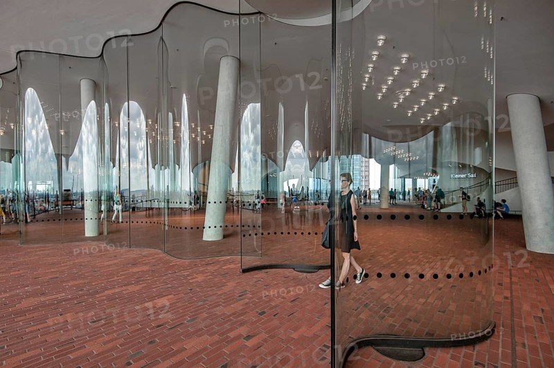 Viewing platform Plaza with transparent wind barriers on the Elbe Philharmonic Hall