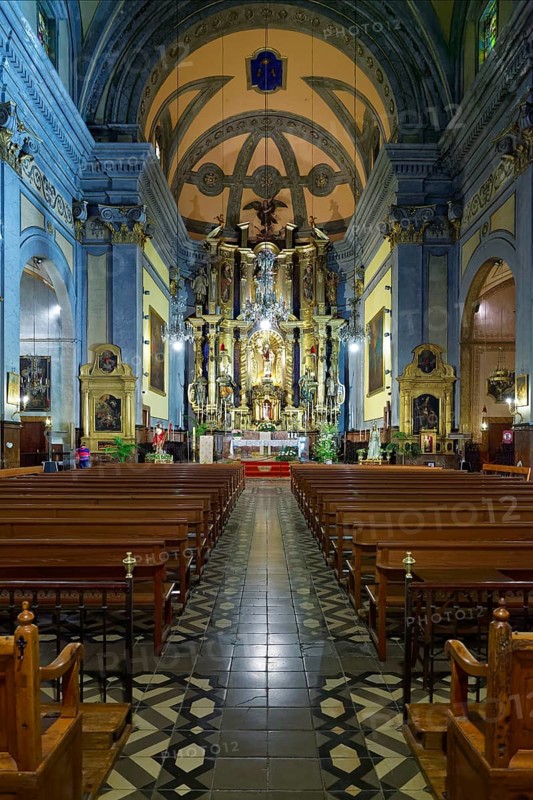 Interior nave with chancel