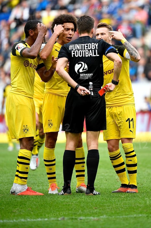 Referee Referee Harm Osmers draws red card against Borussia Dortmund 09 BVB
