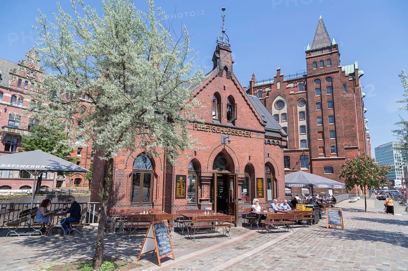 Fleetschlosschen in front of old warehouses in the Speicherstadt
