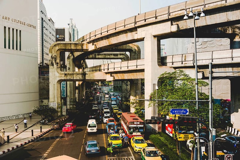 BTS Skytrain Trasse mit verkehrsreicher Strasse