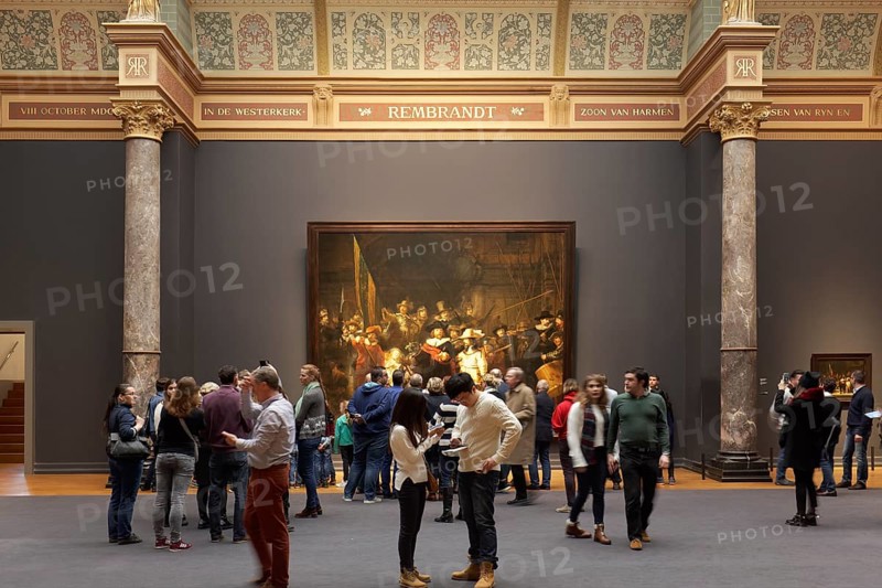 Museum visitors in front of the Nightwatch of Rembrandt