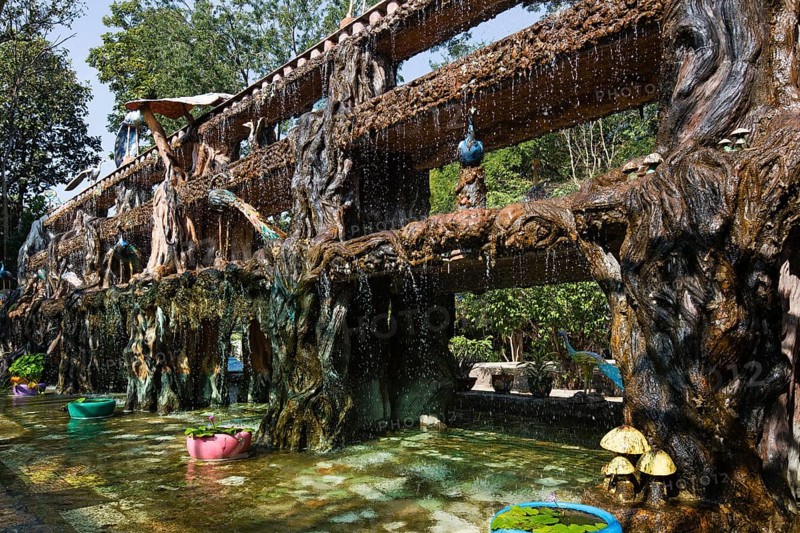 Three-storey fountain with water features