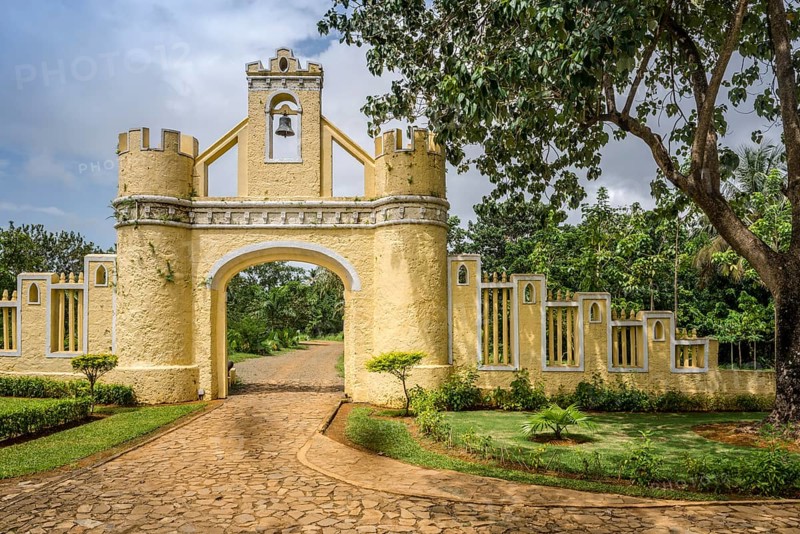 Entrance gate to the Roca Belo Monte Hotel