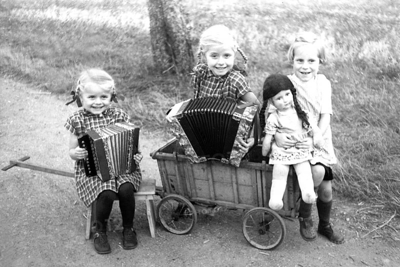 2 girls playing accordion