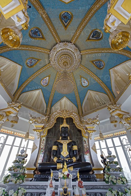 Black Buddha in Maha Rattana Chedi of Wat Thung Setthi