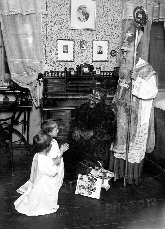 Nikolaus visits two children ca. 1930