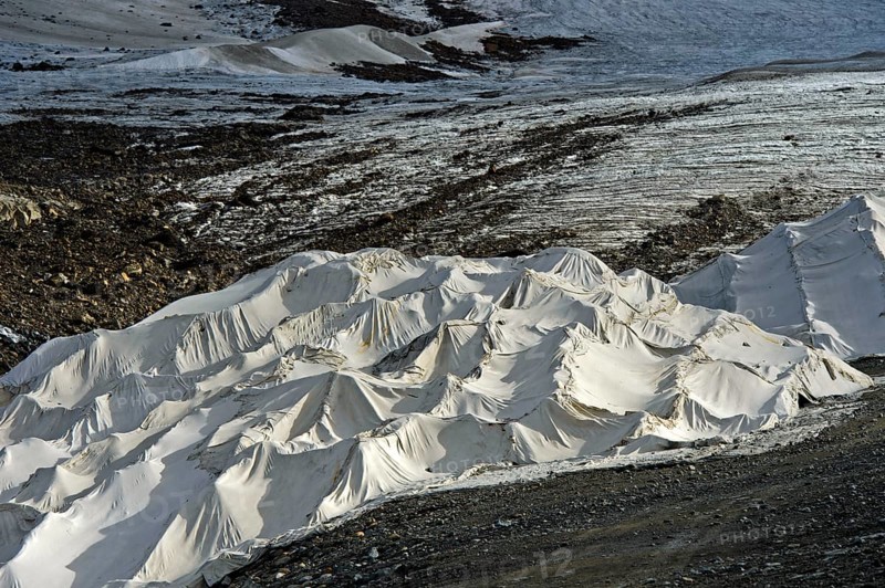Covering of glacier ice with white plastic fleece to reduce glacier shrinkage in summer