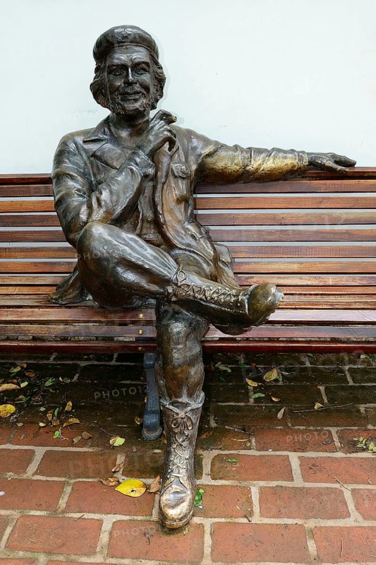 Sculpture of Ernesto Che Guevara sitting on a park bench
