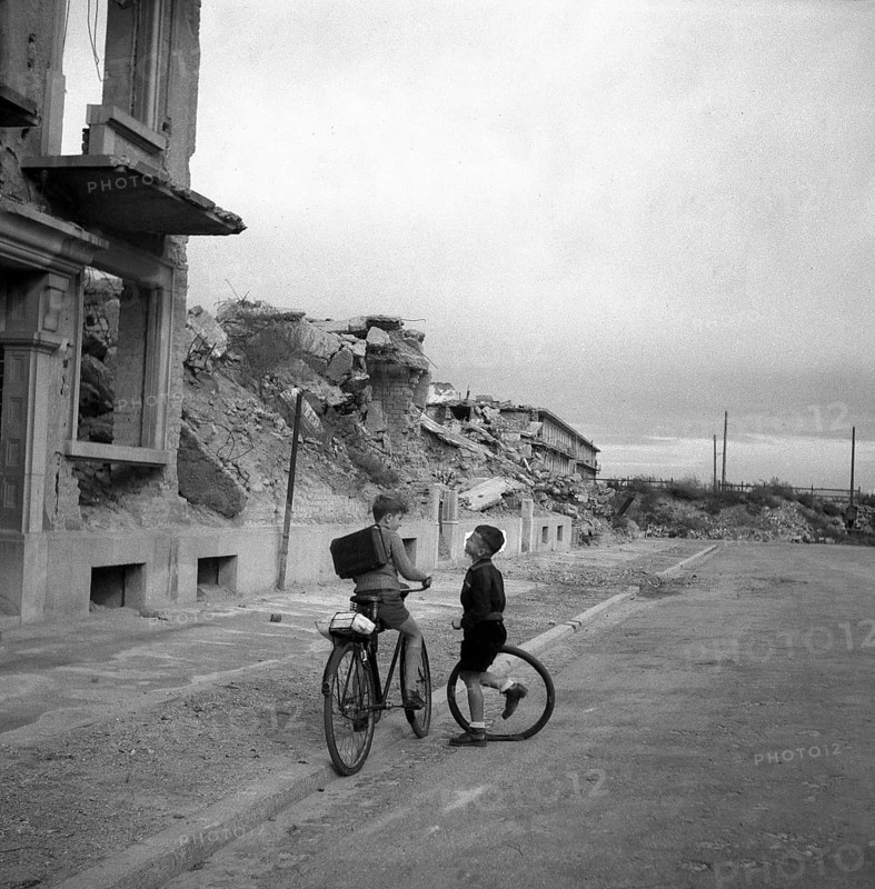 Children in front of a destroyed building in Freiburg