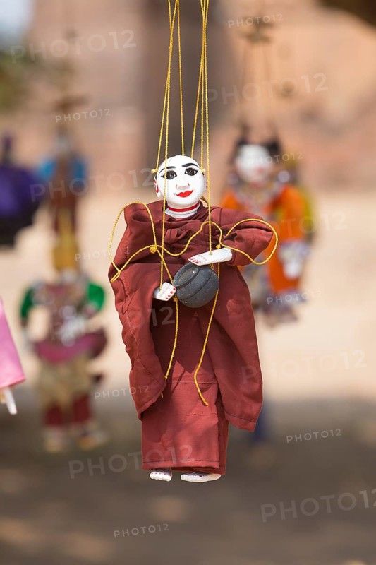 Marionetts as souvenir at Htilominlo temple