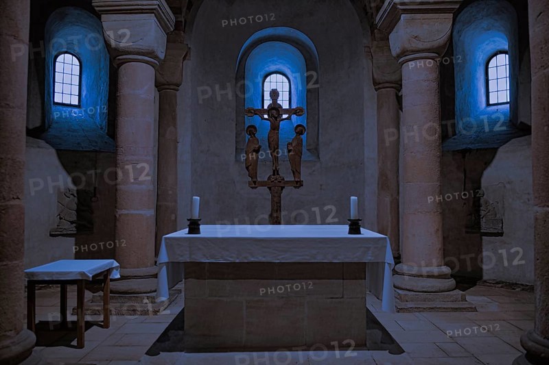 Main altar in honour of the Virgin Mary in the eastern arm of the crypt