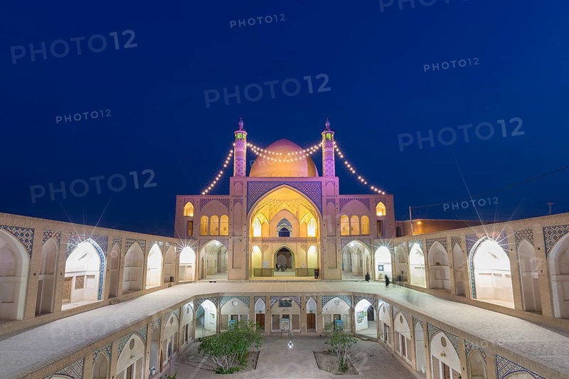 Mosque Masjed-e Agha Bozorg at night