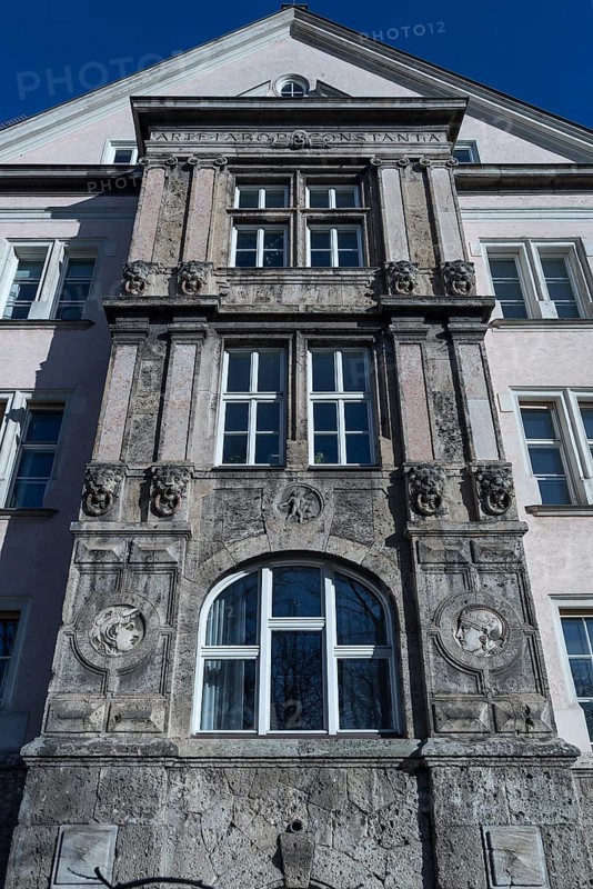 House facade around 1900 with Art Nouveau elements at the oriel