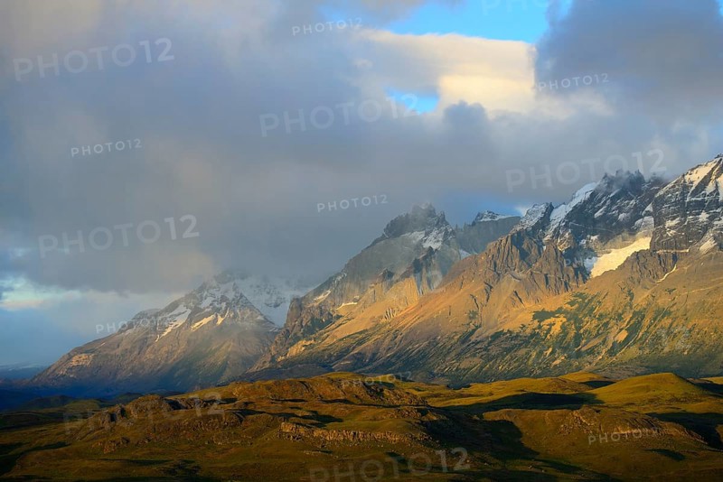 Cerro Almirante Nieto and Cuernos at sunrise with clouds