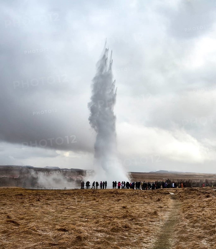 People watching the eruption of Geysir Strokkur