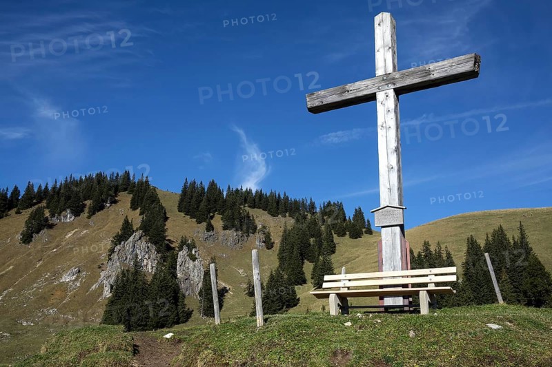 Wooden cross on the hiking trail from Hirschalpe to Spieser