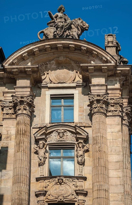 Caryatids and Kouroi at the window of Palais Lenbach