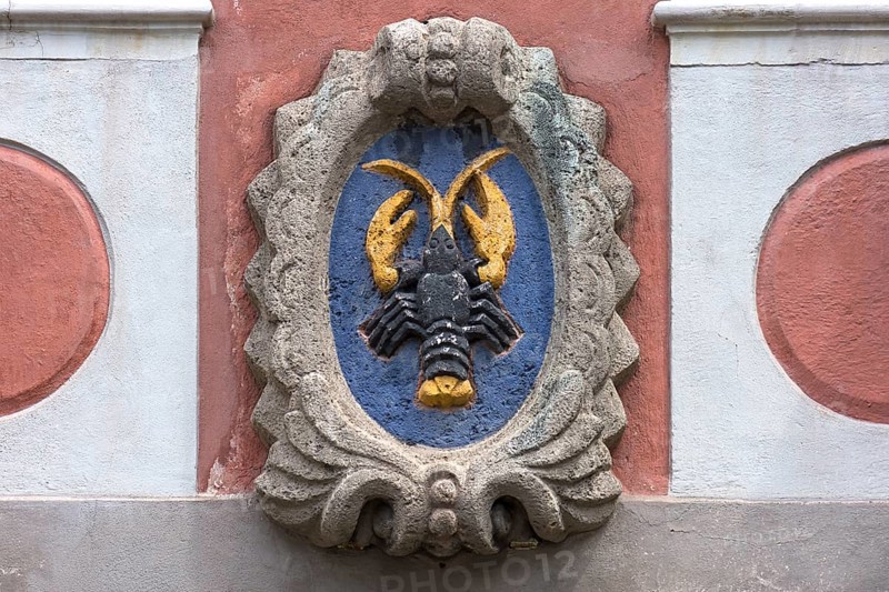 Relief crab figure at the Haus zum Krebs