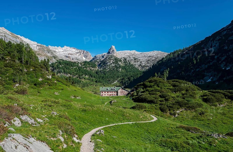 View on the Karlingerhaus from the Funtenseesattel