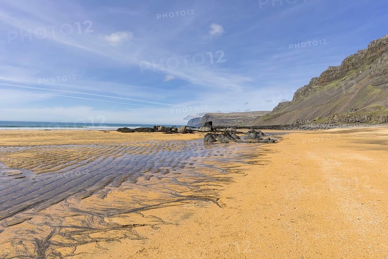Sand structure with ripple at low tide