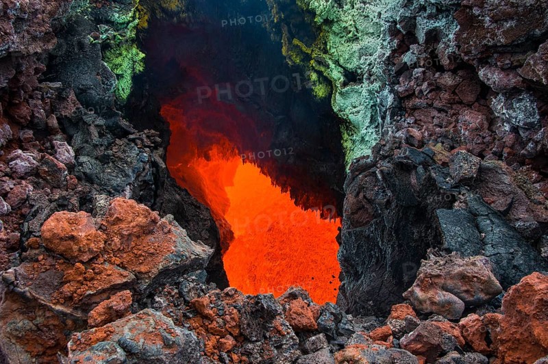Active magma in a stream below the Tolbachik volcano