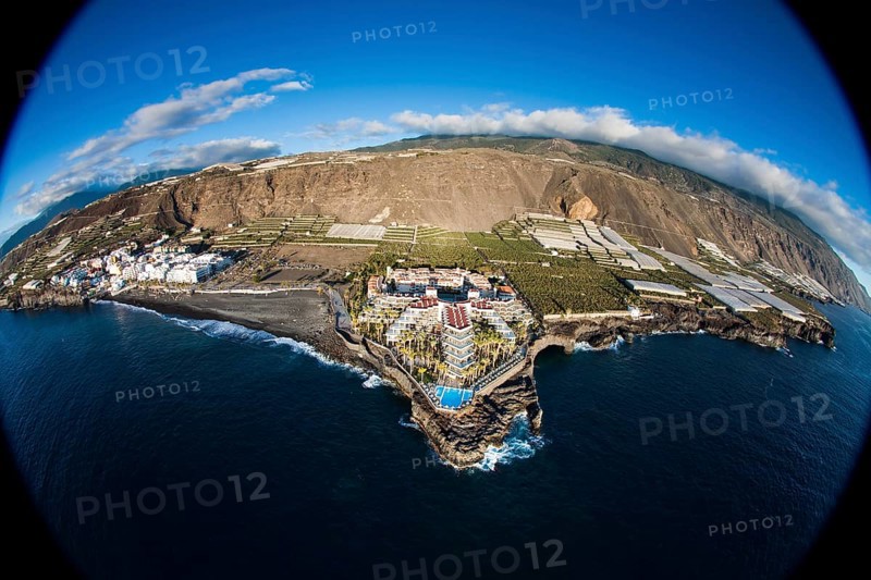 Puerto Naos with bathing beach
