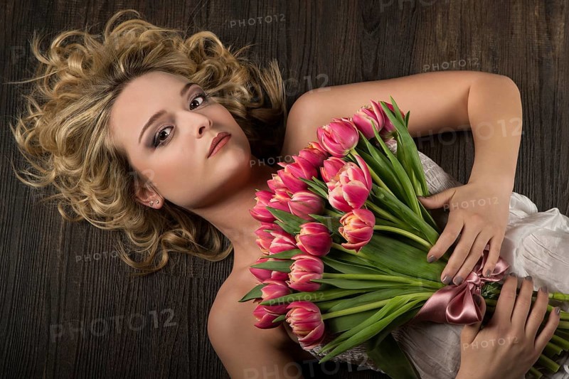Young woman posing with a bouquet of flowers tulips
