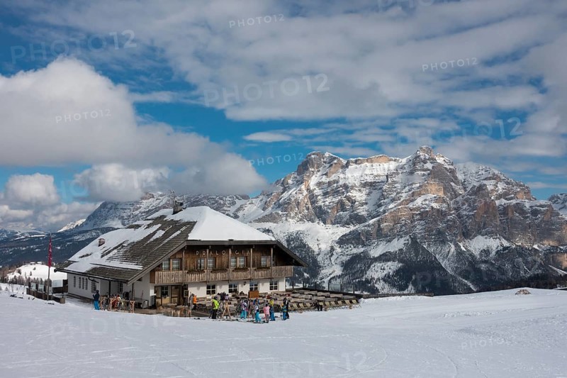 Mountain guesthouse Pralongia in the snow