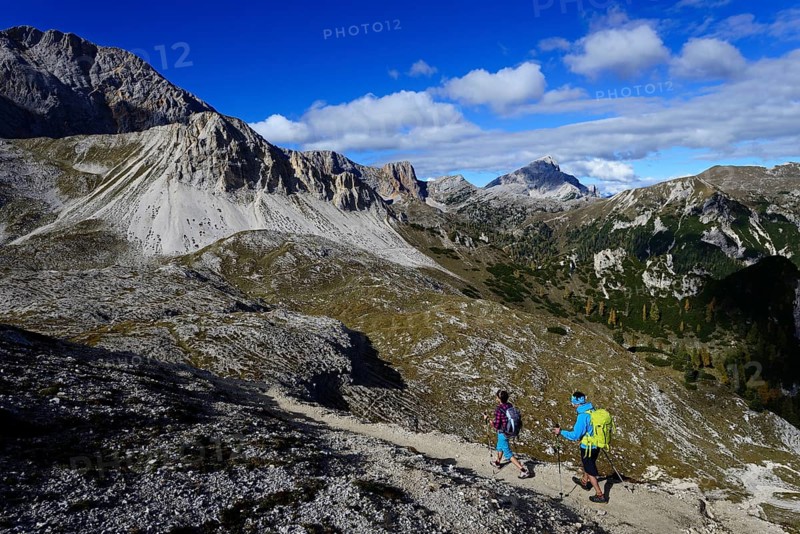 Female hikers in front of the Grosser Rosskopf